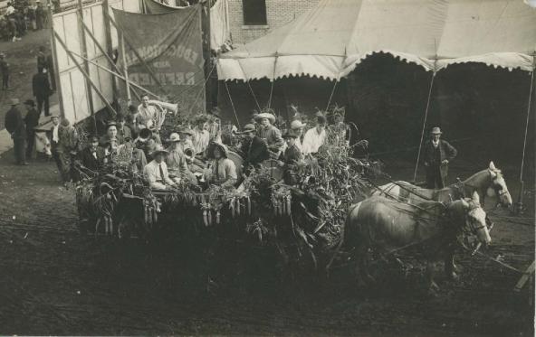 Esthervillebandwagon1909